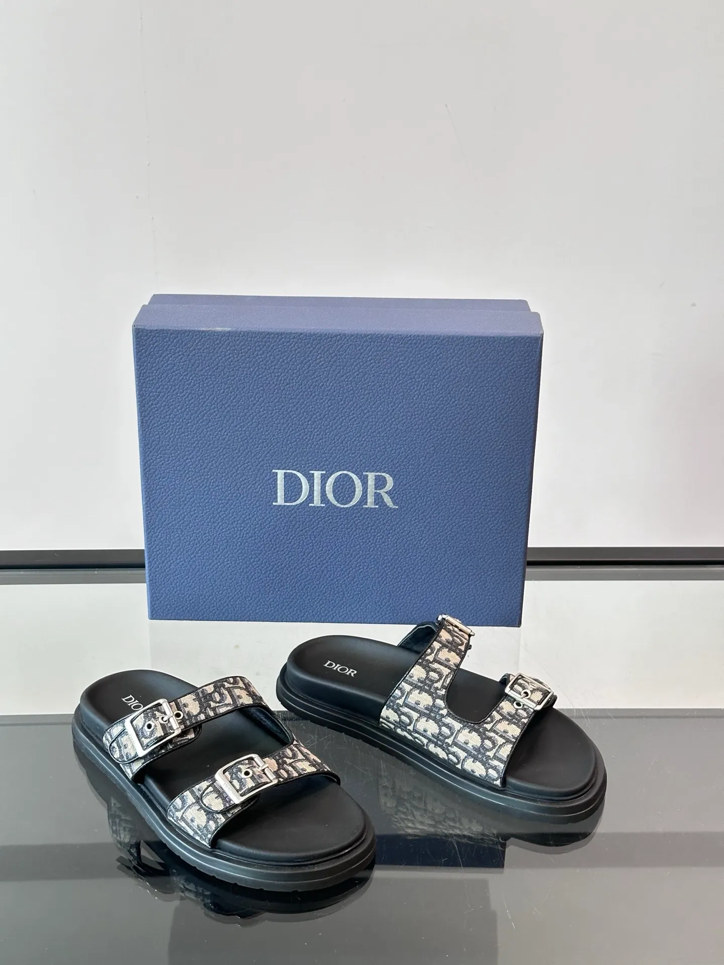 Factory price: 300💰Dior Aqua men's sandals and slippers. Showcasing Dior haute couture design. The Dior gray suede strap is accented with an aluminum Dior buckle for added style. Paired with a comfortable tonal notch sole, they pair easily with shorts or jeans for a sophisticated look. Main body: suede cow leather, technical fabric lining: cow leather, with adjustable straps, aluminum Dior buckle, Dior gray EVA insole, tonal notch rubber outsole splicing structure👌👌 size: 38-44 (45.46 customized)